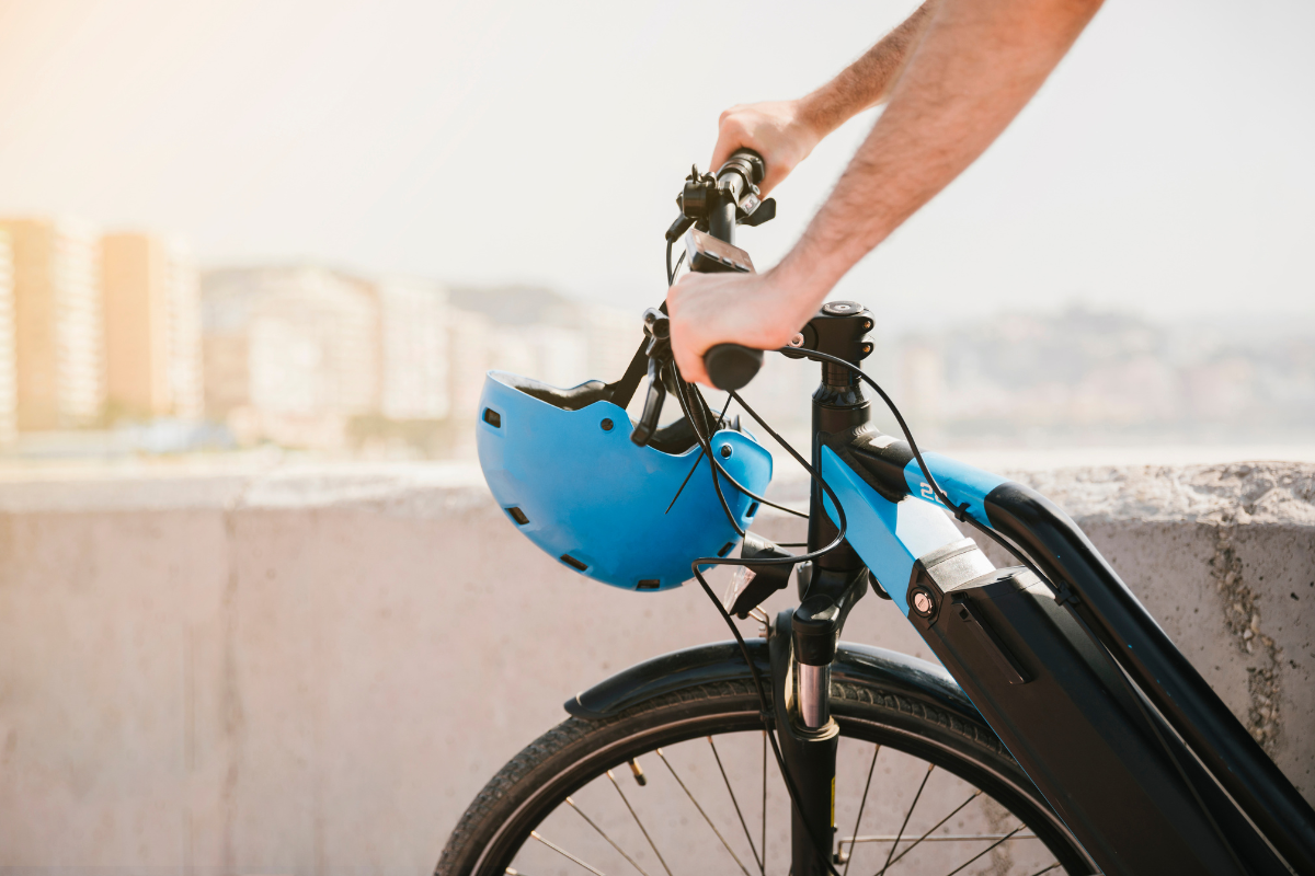 E-Bike mit Helm